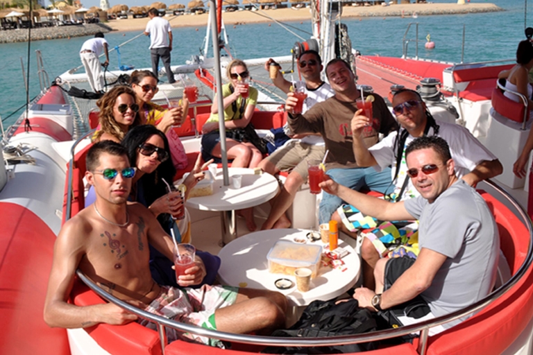Hurghada : excursion demi-journée en catamaranHurghada : excursion en catamaran en soirée