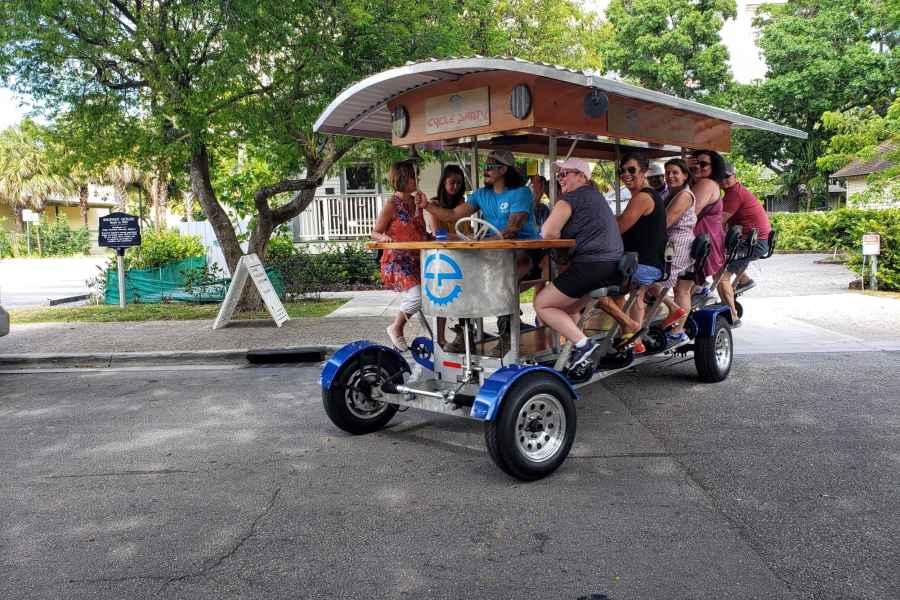 Fort Lauderdale: Party-Fahrradtour durch die Bar. Foto: GetYourGuide