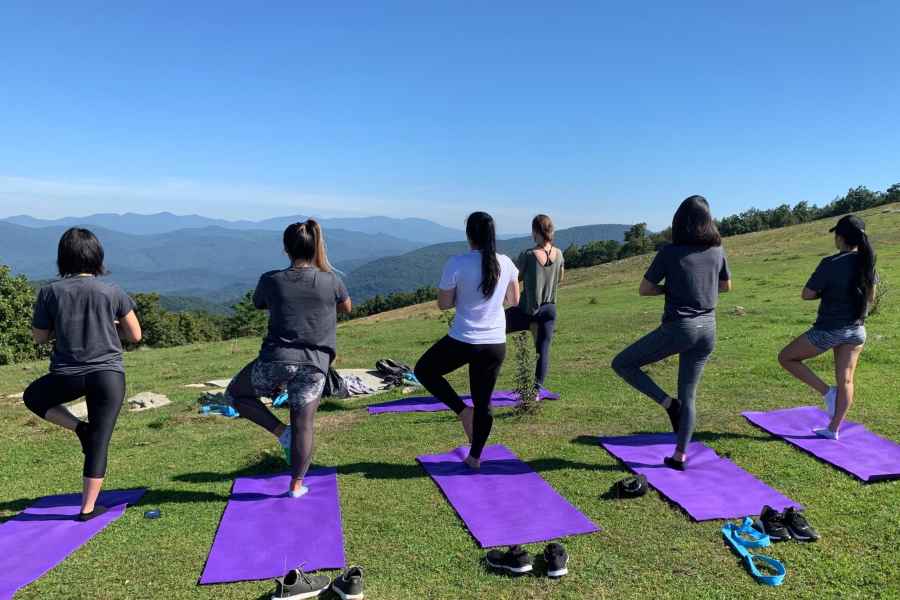 Asheville: Yoga auf einer Bergwanderung. Foto: GetYourGuide