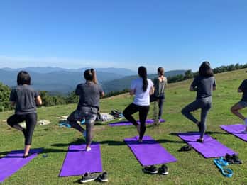 Asheville: Yoga auf einer Bergwanderung Asheville: Yoga auf einer Bergwanderung