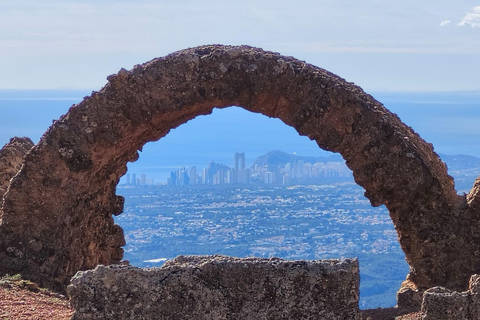 贝尔尼亚山脉环线：穿越 Forat 隧道的导览徒步提供接送服务