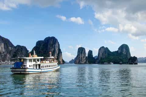 Hanoi: Round-Trip Halong Bay with Transfers