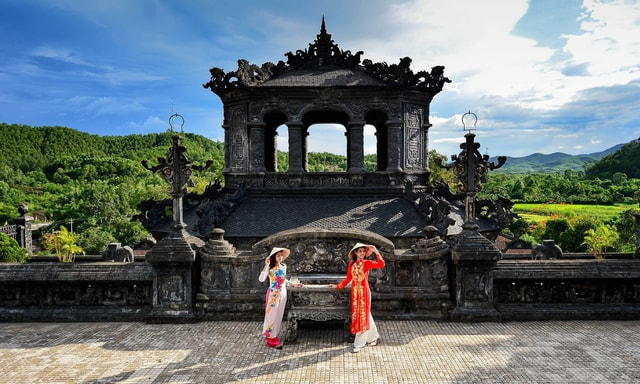 Da Nang: Hue Imperial City and Hai Van Pass Small Group Tour