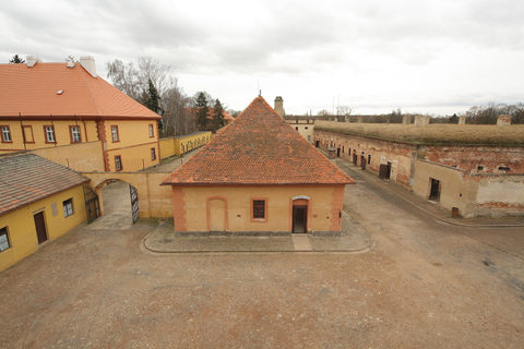 Från Prag: Rundtur med buss till Terezin Memorial