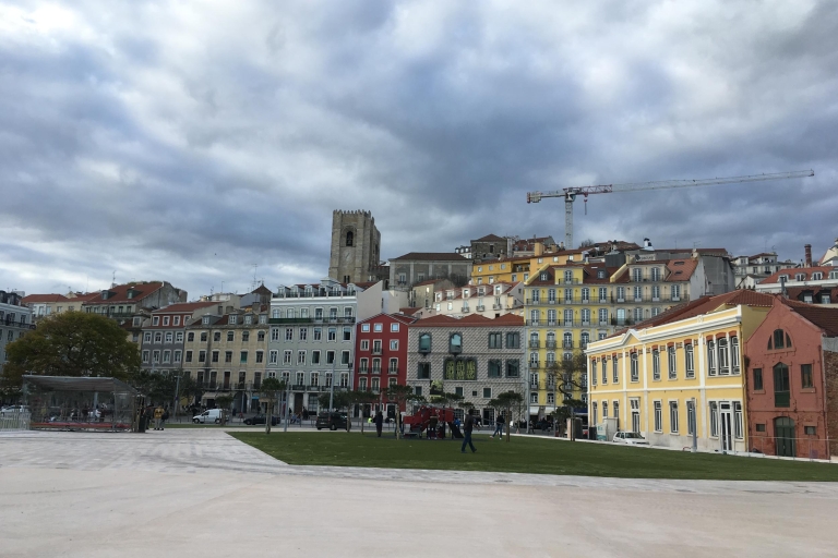 Lisbon: 2.5-Hour Hills Tour by Electric Bike Shared Tour in Spanish