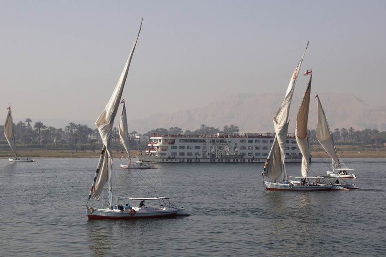 Luxor: Privat båttur med Felucca med upphämtning på hotelletLuxor: Privat Felucca-båttur med hotellhämtning