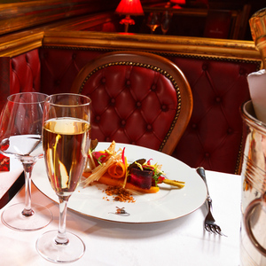 Paris: Moulin Rouge Dinner Show mit Champagner und Transport