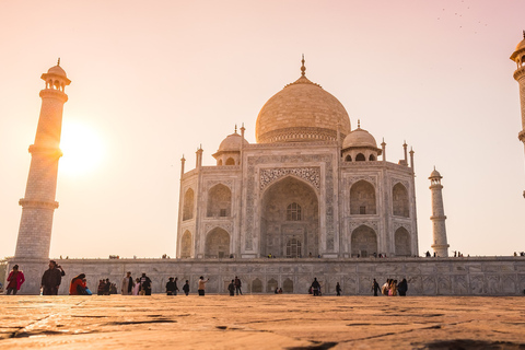 De Delhi: excursion privée d'une journée au lever du soleil au Taj MahalVisite avec voiture, guide et billets d'entrée