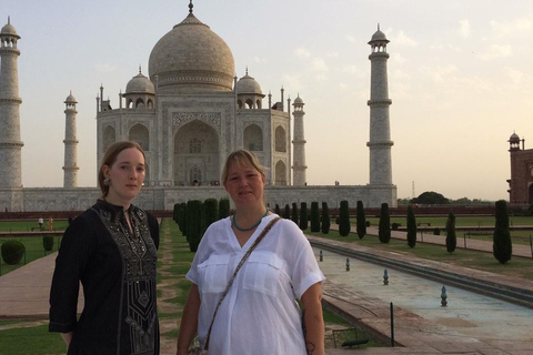 De Delhi: excursion privée d'une journée au lever du soleil au Taj MahalVisite avec voiture, guide et billets d'entrée