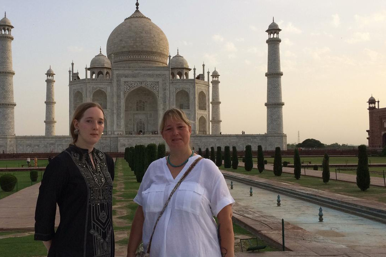 De Delhi: excursion privée d'une journée au lever du soleil au Taj MahalVisite avec voiture, guide et billets d'entrée