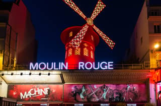 Paris: Moulin Rouge Dinner Show, Champagner und Transport