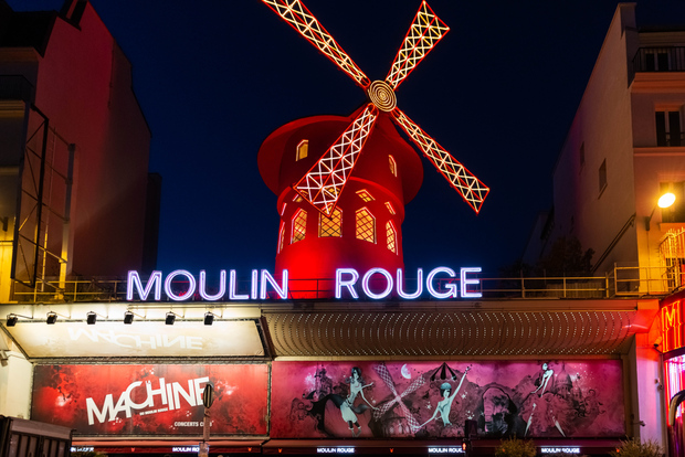 Parigi: Cena spettacolo al Moulin Rouge, champagne e trasporto