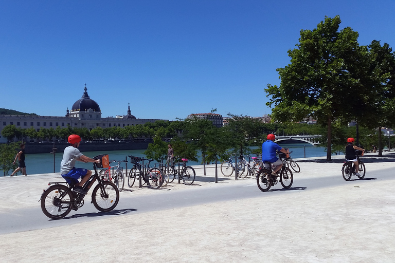 Lyon : visite de 2 h à vélo électrique avec un guide localLyon : visite de 2 h à vélo électrique en anglais