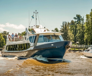 Tigre: barca premium che naviga verso Puerto Madero