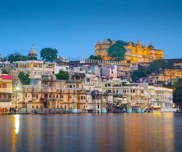 Udaipur: Guided Ghat Tour and Boat Ride