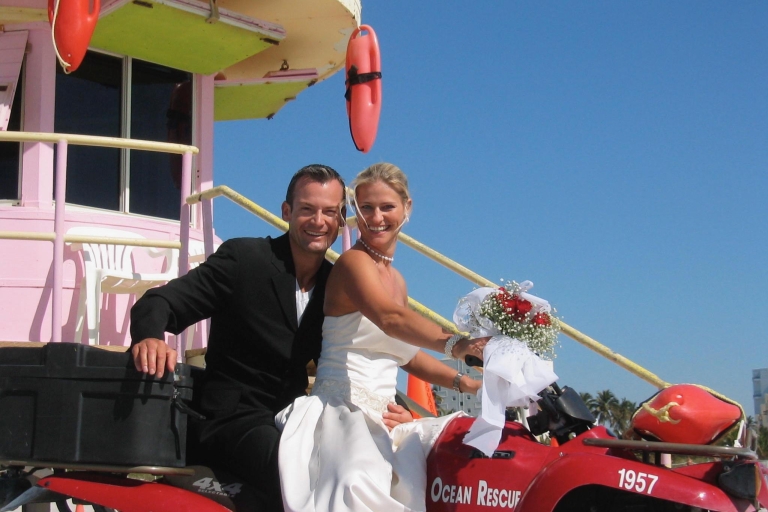 Miami: Beach Wedding of Renewal of LowsStrandhuwelijk met 100 foto's, bloemen en champagne
