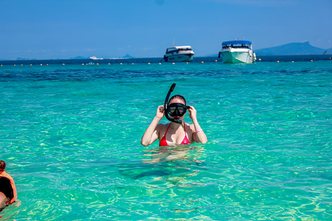 Phuket: excursión a la bahía de Maya y la isla de Khai en catamarán rápidoPhuket: excursión de un día a las islas Phi Phi y Maya Bay con almuerzo incluido