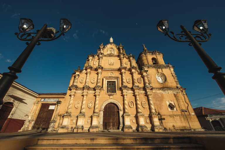 Un Paseo por las Encantadoras Calles de León: Recorrido Romántico