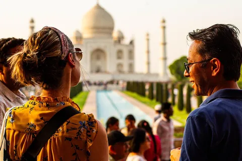 Agra: Tour dell'alba del Taj Mahal con prima colazione