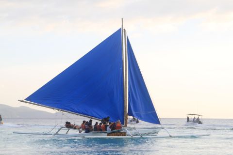 Boracay: Private Traditional Bamboo Boat Sailing Tour