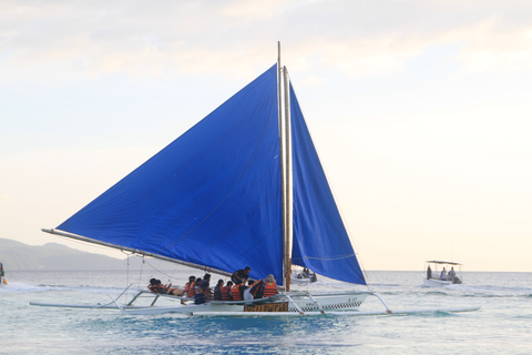 Boracay: Passeio particular em um barco tradicional de bambuBoracay: excursão particular de barco à vela tradicional de bambu