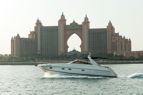Dubai: Private Luxury Everest Yacht Cruise from Dubai Marina 1 Hour Cruise