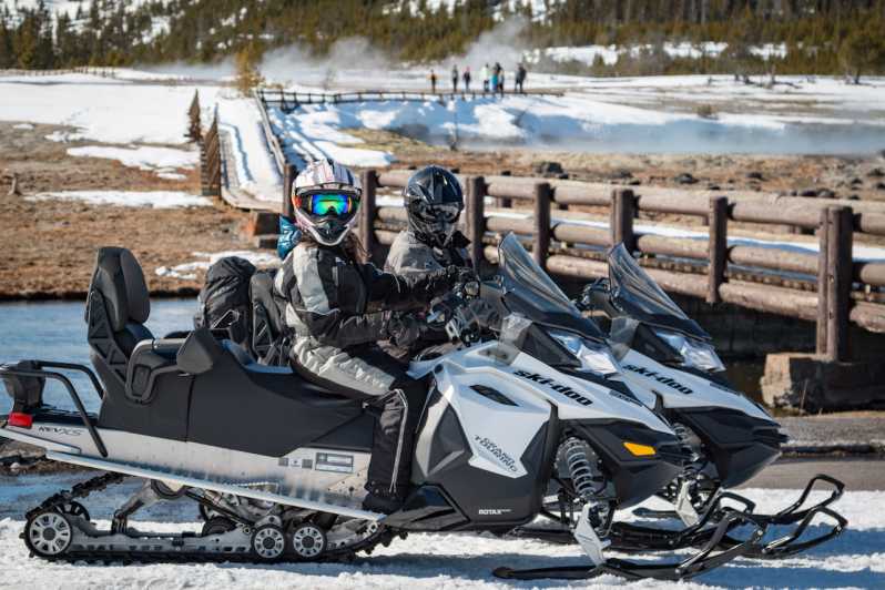 Jackson: Yellowstone Snowmobile Tour to Old Faithful