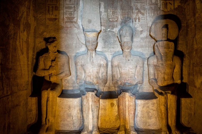 D'Assouan: Visite des temples d'Abou Simbel avec un guide égyptologueVisite partagée en bus
