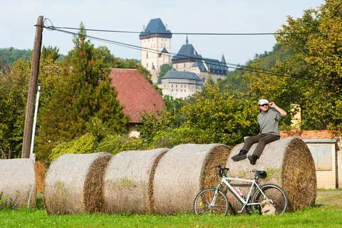 Passeio de bicicleta pelo campo até ao castelo de Karlstejn.