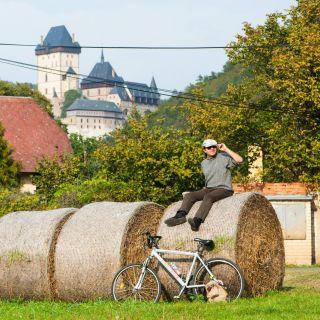 Tour in bici di un'intera giornata da Praga al castello di Karlstejn
