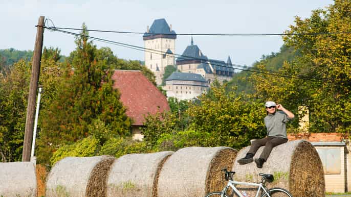praga al castillo de karlstejn tour de bicicleta de día completo
