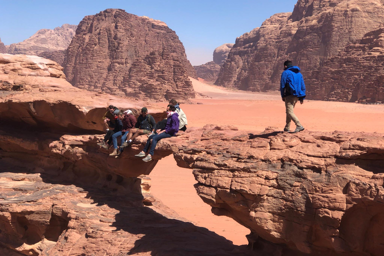 Pustynia Wadi Rum: Całodniowa wycieczka jeepem i tradycyjny lunchWadi Rum: Całodniowa wycieczka jeepem i tradycyjny lunch