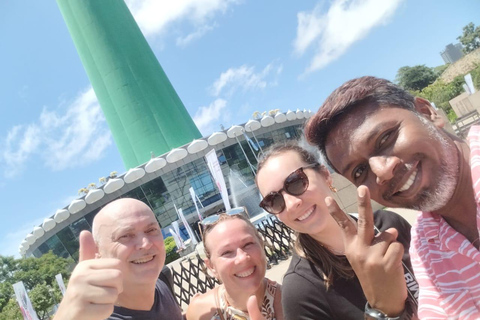 Colombo: City Highlights Tuk-Tuk Tour with Entry Tickets