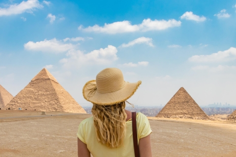 Kair: zwiedzanie piramid z przewodnikiem kobiet, bazaru i muzeumWspólna wycieczka bez opłat za wstęp