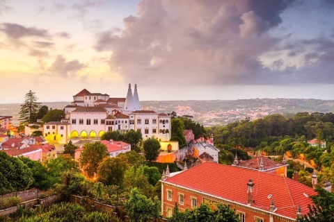 Sintra Cascais: tour semiprivado de lo mejor de SintraDesde Lisboa: tour de día completo a Sintra con guía local