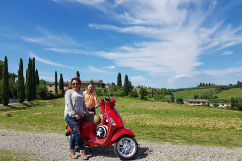 Florence: Toscane Vespa Tour naar San GimignanoBESTUURDER (18+)