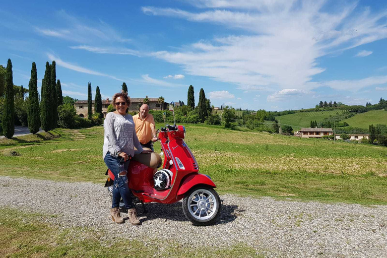 Florence: Toscane Vespa Tour naar San GimignanoBESTUURDER (18+)