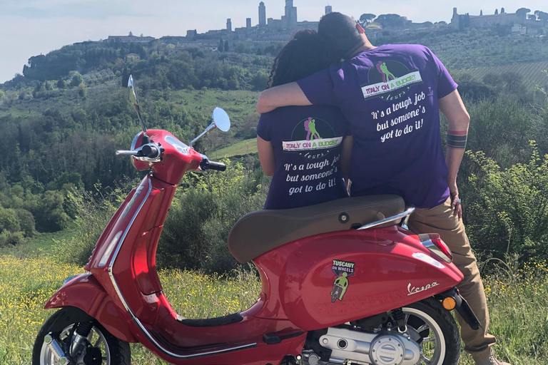 Florence: Toscane Vespa Tour naar San GimignanoBESTUURDER (18+)