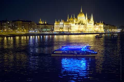 Budapest: Dinner Cruise with Operetta and Folk Show