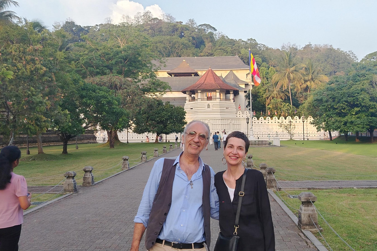 Kandy: Guided City Tour with Boat Ride & Tuk-Tuk Ride