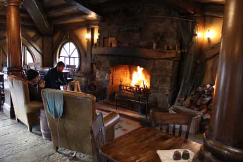 From Auckland or Rotorua: Hobbiton and Cave Rafting Day Trip