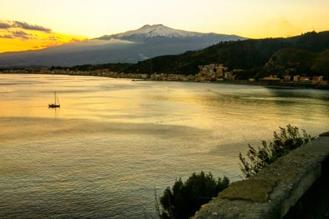 From Catania: Guided Tour of Mount Etna and Taormina