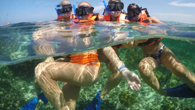 puerto morelos snorkeling tour drinks at a beach club