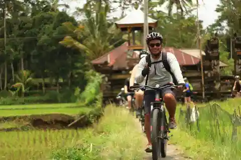 Randonnée cycliste en descente à travers la jungle et les rizières Repas