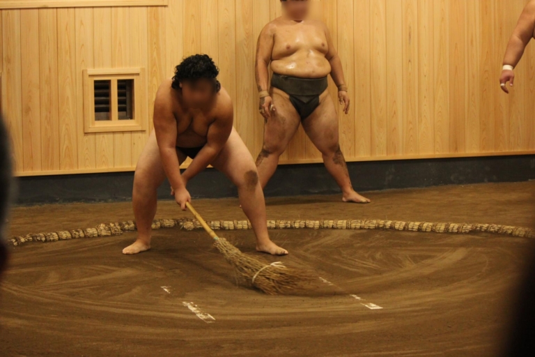 Tokio: Entrenamiento matutino de SumoTokio: Vista matutina de la práctica de sumo