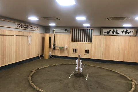 Tokio: Ochtend Sumo Practice bekijkenTokio: ochtend Sumo-oefening bekijken