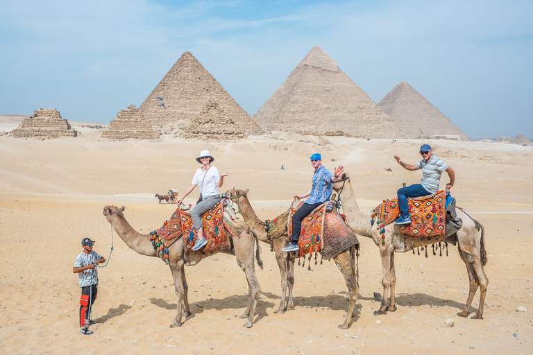 El Cairo: tour de medio día por las pirámides en camello o carruaje de caballosTour privado en carruaje sin tarifas de entrada