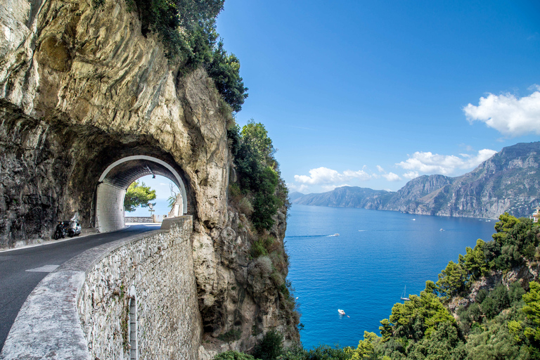 De Nápoles: Traslado para Amalfi-Ravello com passeio por PompéiaDe Nápoles: Transferência para Amalfi-Ravello com Tour de Pompeia