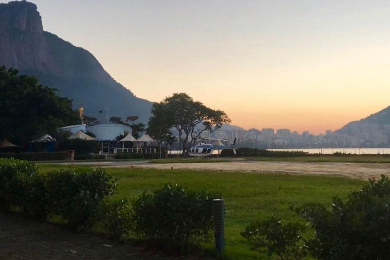 Río de Janeiro: vuelo panorámico en helicópteroVuelo privado de 12 minutos en helicóptero desde la laguna