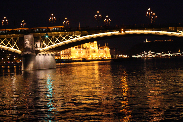 Budapeste: Passeio de barco na véspera de Ano Novo com bebidas ilimitadasBudapeste: Cruzeiro de barco na véspera de Ano Novo com bebidas ilimitadas